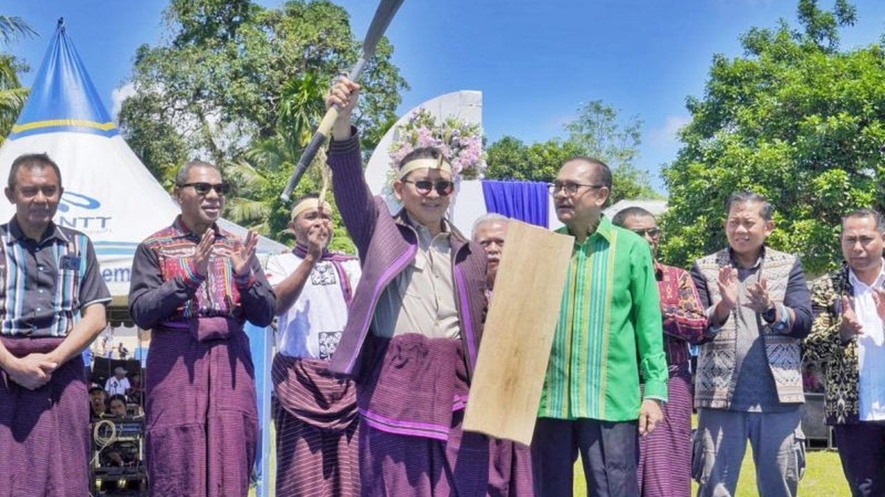 Menteri Kebudayaan Fadli Zon dinobatkan sebagai anggota keluarga Lamaholot di Pulau Adonara, Nusa Tenggara Timur, dan berjanji mendukung festival budaya yang lebih besar di masa mendatang.