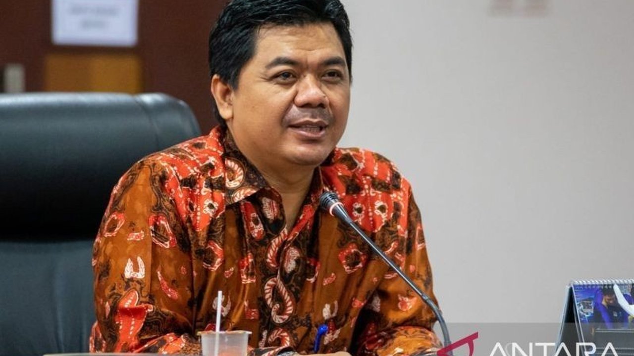 Wamensesneg Juri Ardiantoro menilai unggahan video Gibran Rakabuming Raka di YouTube sebagai upaya efektif melawan penyebaran informasi bias dan mendorong transparansi pemerintah.