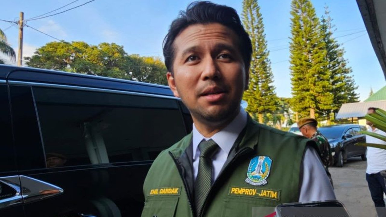 Pemerintah Provinsi Jawa Timur berkomitmen memberantas premanisme di sektor industri untuk melindungi iklim investasi dan menciptakan lapangan kerja bagi masyarakat.