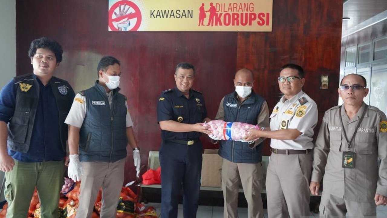 Balai Karantina Jambi bersama Bea Cukai menggagalkan penyelundupan 195 kg bawang bombai dan 20 kg bawang putih ilegal asal Tiongkok di Pelabuhan Kuala Tungkal, Jambi, yang melanggar Permentan No. 43 Tahun 2012.