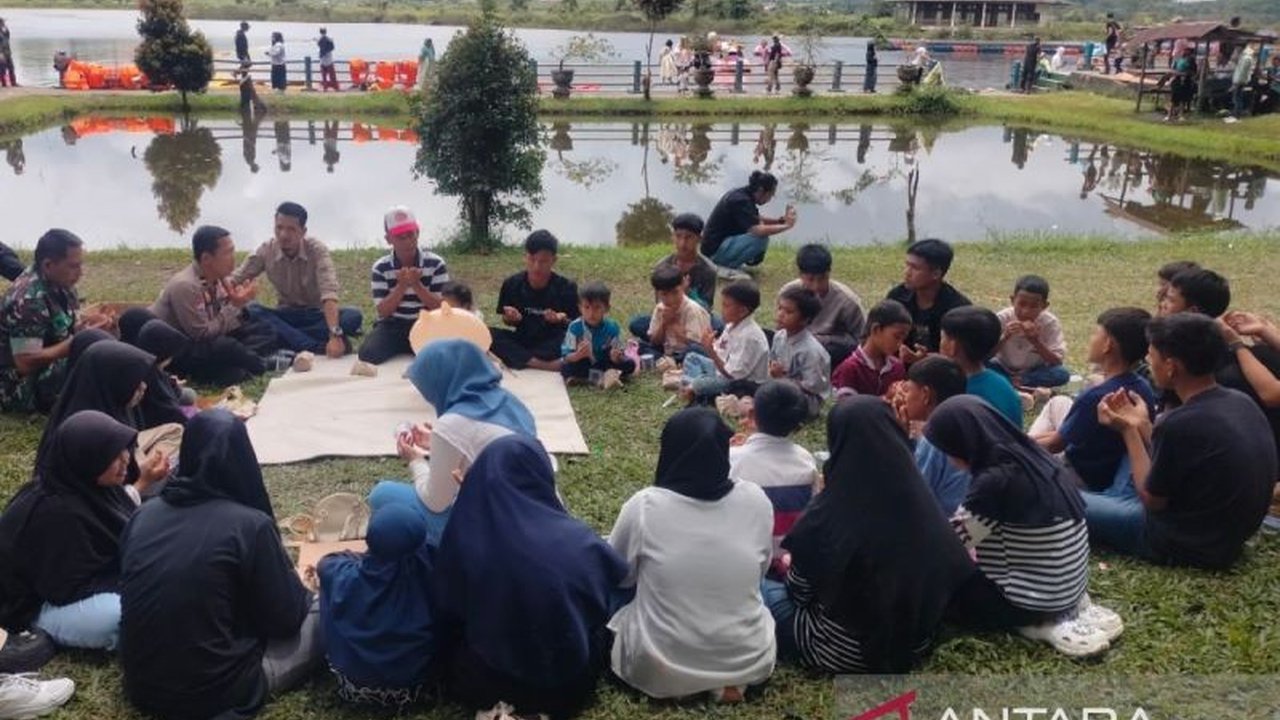 Sebanyak 374 pejabat Pemkab Rejang Lebong, Bengkulu, resmi menjadi orang tua asuh bagi 1266 anak yatim dalam program 100 hari kerja Bupati dan Wakil Bupati terpilih periode 2025-2030.