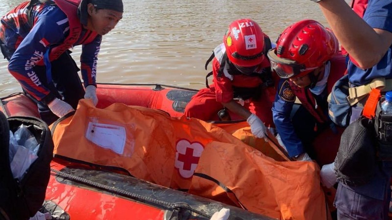 Tim SAR Sangatta berhasil menemukan Fiki (10 tahun) meninggal dunia setelah diterkam buaya di Sungai Sangatta, Kalimantan Timur; operasi pencarian penuh tantangan.