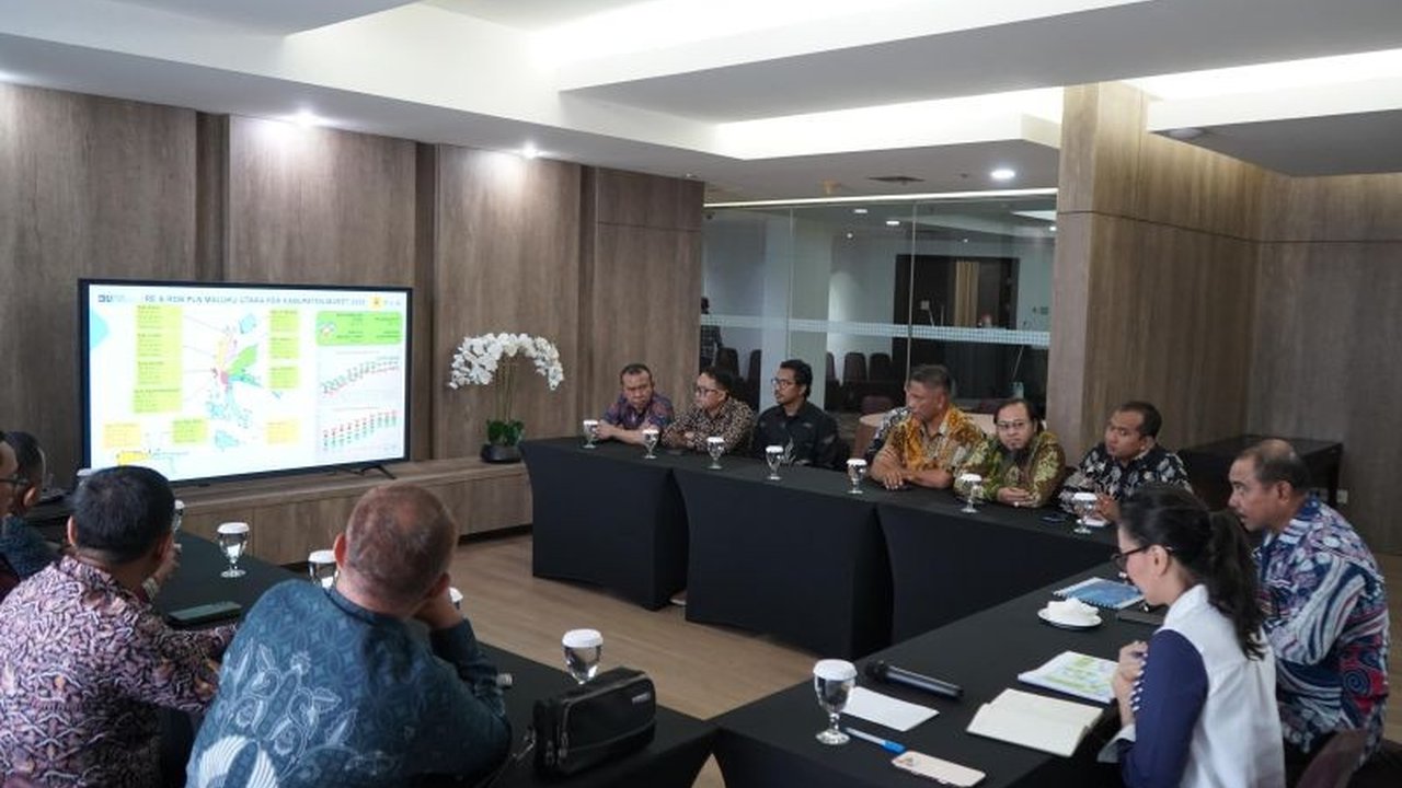 PLN UIW MMU dan Pemprov Maluku Utara berkolaborasi untuk meningkatkan rasio elektrifikasi di wilayah 3T melalui Program Listrik Desa (Lisdes), dengan target 19 desa teraliri listrik pada tahun 2025.