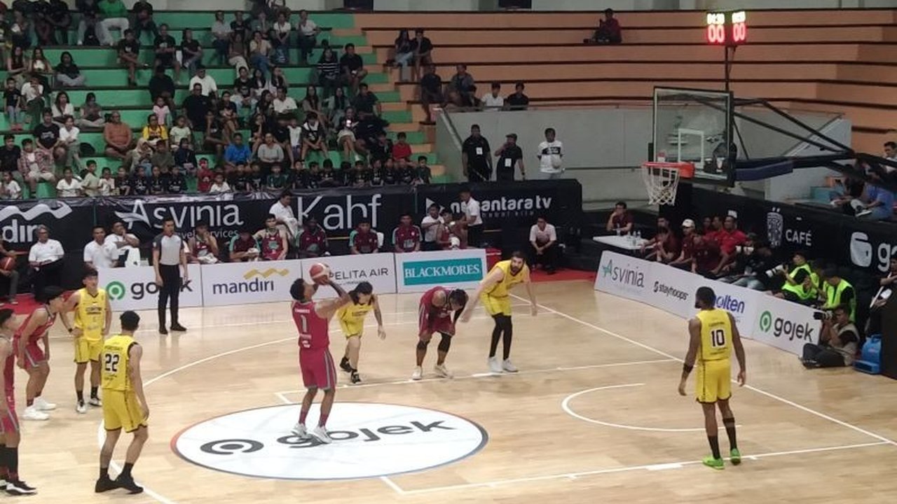 Kesatria Bengawan Solo (KBS) meraih kemenangan telak atas Bali United Basketball dengan skor 94-60 pada pekan ke-12 IBL 2025, memperlihatkan dominasi permainan dari awal hingga akhir pertandingan.