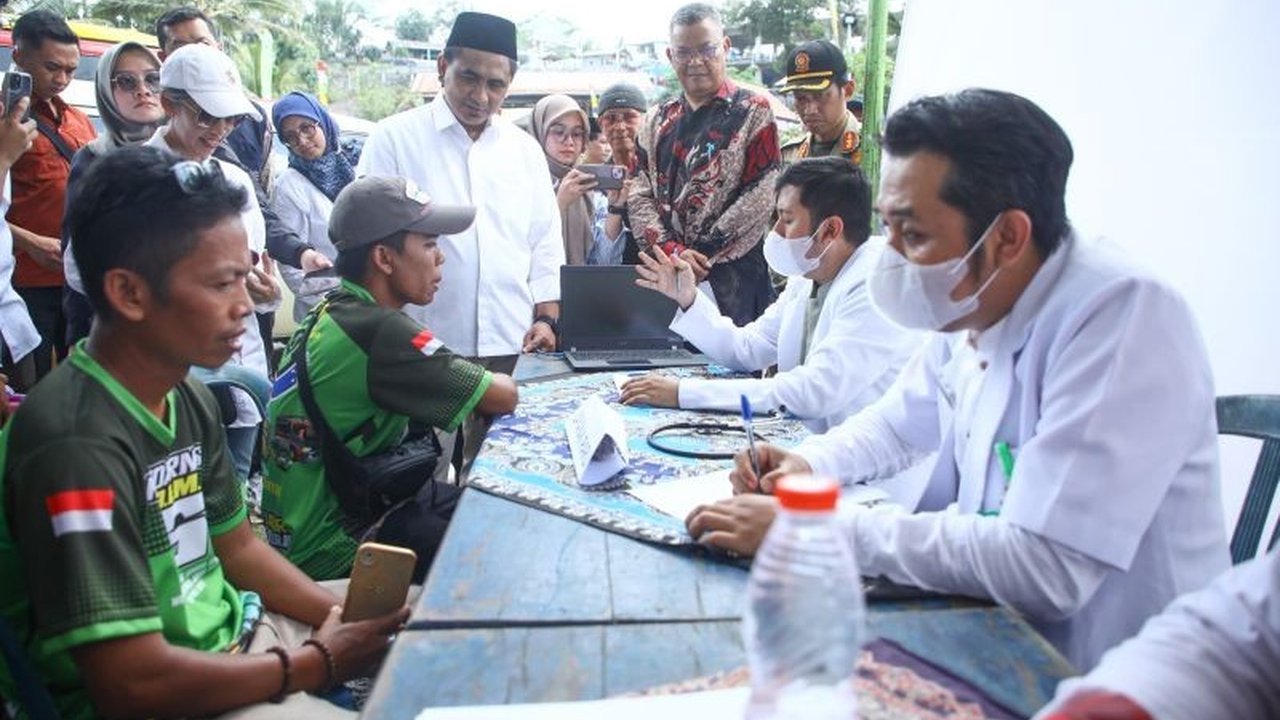Ribuan pengemudi Elf di Jawa Tengah mengikuti cek kesehatan gratis, yang menemukan lima kasus terindikasi tuberkulosis (TBC), mendorong skrining kesehatan keluarga dan upaya pencegahan lebih lanjut.