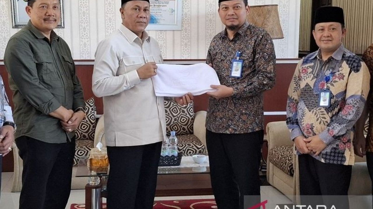 Kemenag Sumut menerima 8.328 handuk dari PDAM Tirtanadi untuk menunjang kenyamanan dan kelancaran ibadah haji para jamaah calon haji asal Sumatera Utara di Tanah Suci.