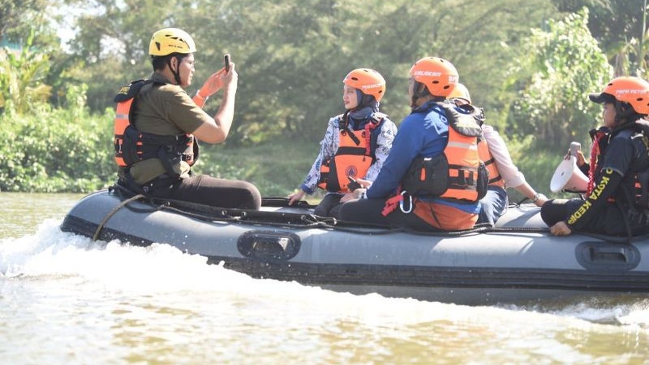 Pemkot Kediri siagakan BPBD dan berbagai perlengkapan untuk mencegah korban jiwa akibat peningkatan debit air Sungai Brantas selama flushing Bendungan Wlingi dan Lodoyo.