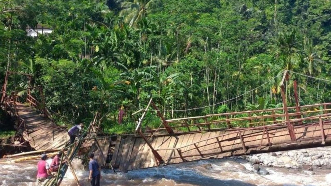 Pemerintah Kabupaten Probolinggo fokus perbaiki 8 jembatan rusak parah akibat banjir awal tahun, 5 jembatan diperbaiki menggunakan dana darurat, sisanya diusulkan ke Pemprov Jatim.
