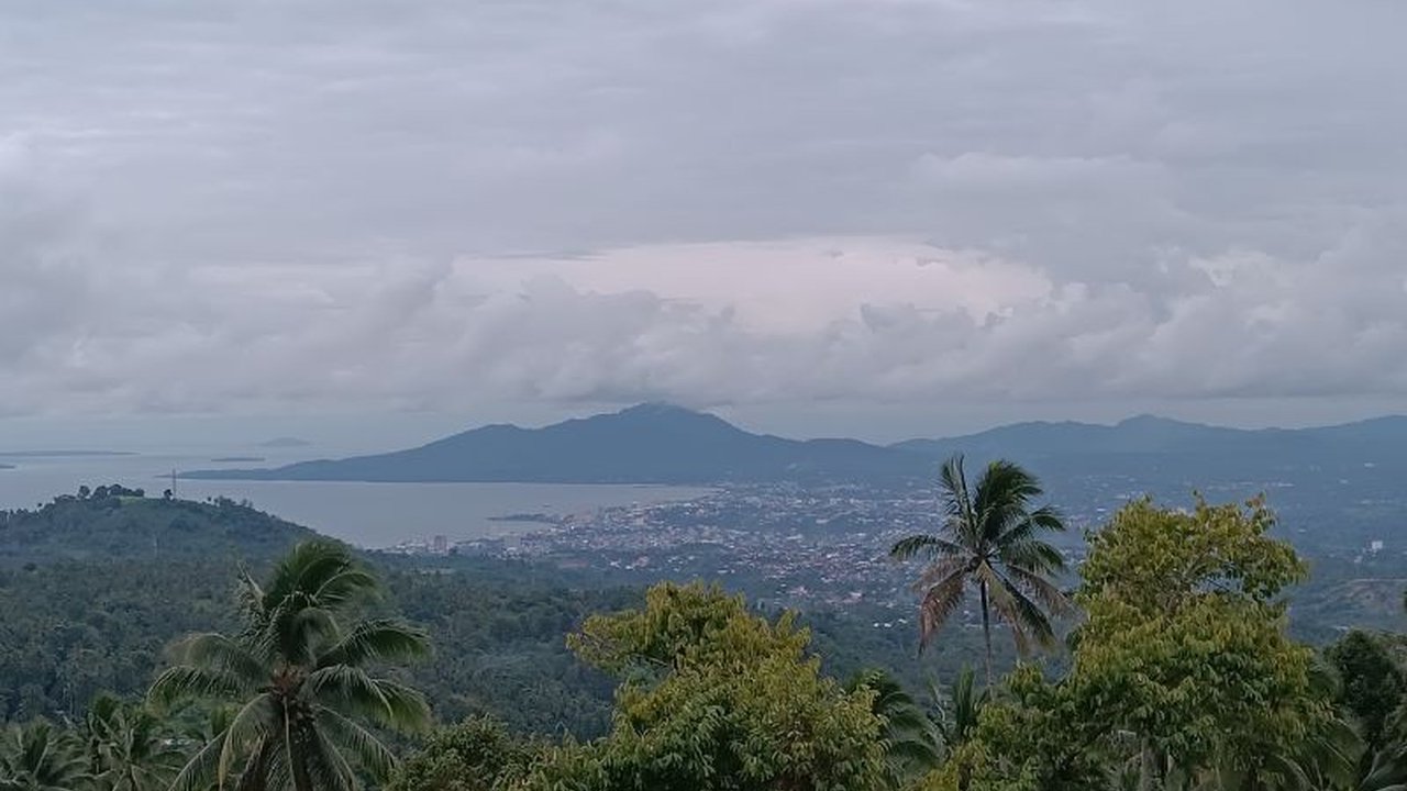 BMKG memprediksi hujan deras dan angin kencang akan melanda Sulawesi Utara hingga 29 April 2025, warga diimbau waspada potensi banjir dan longsor.
