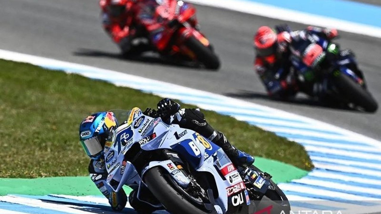 Alex Marquez sukses merebut puncak klasemen MotoGP usai kemenangan dramatis di GP Spanyol, mengungguli sang kakak, Marc Marquez, dengan selisih tipis satu poin.