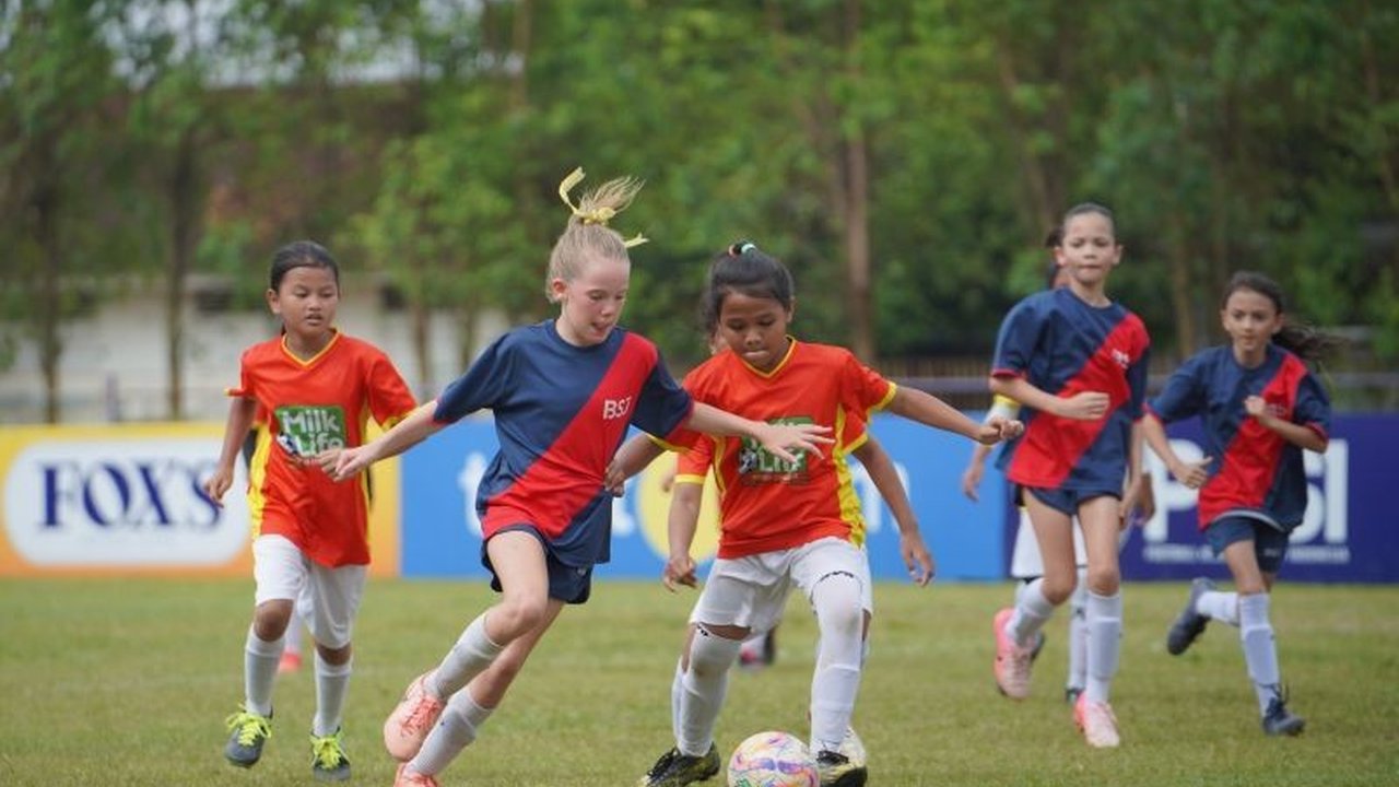 Sebanyak 963 peserta dari 54 SD dan MI beradu strategi dan skill di MilkLife Soccer Challenge Tangerang, menorehkan persaingan ketat antar tim dan melahirkan bibit unggul sepak bola putri Indonesia.