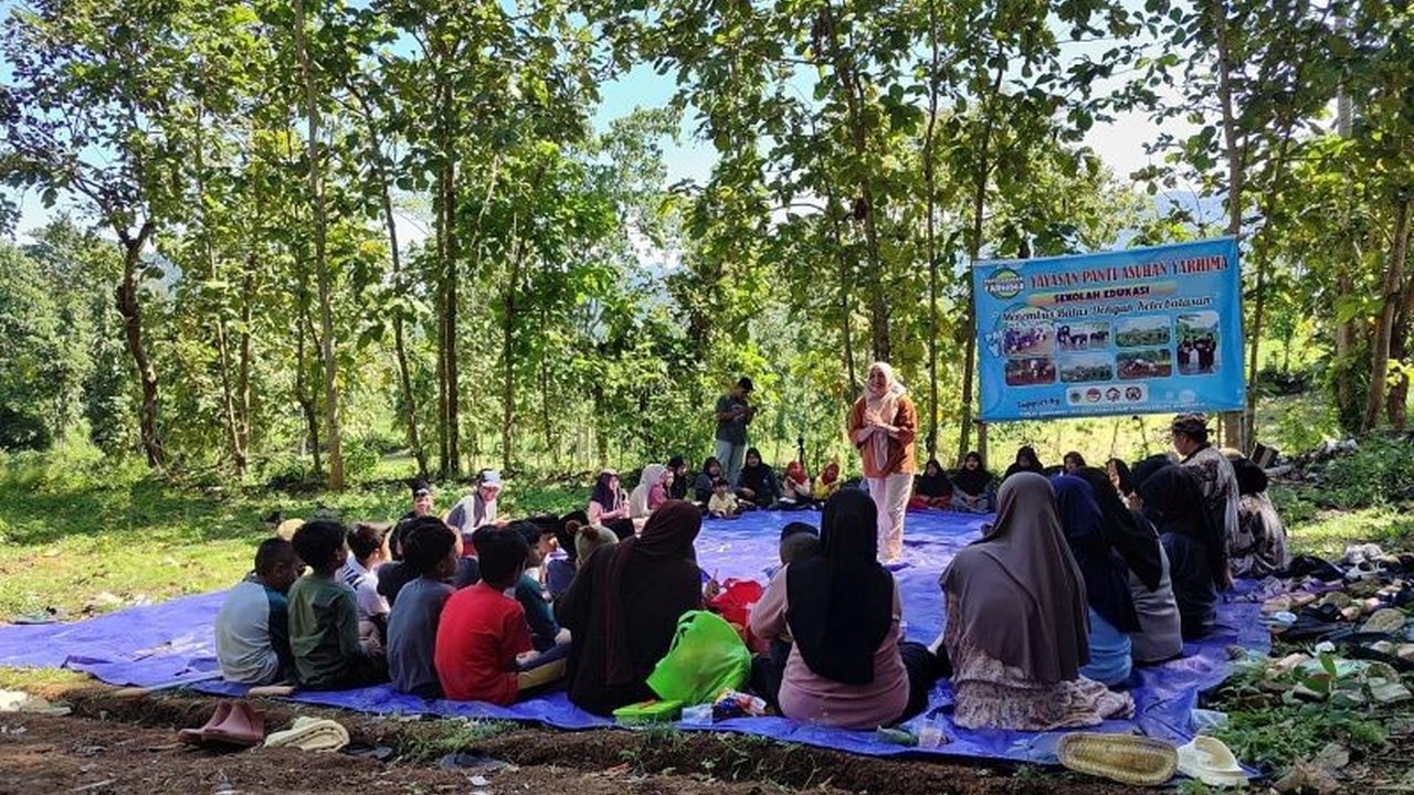 Komunitas Gendongan di Bondowoso menghidupkan tradisi mendongeng untuk memperkuat ikatan emosional anak dan orang tua, sekaligus menanamkan nilai moral.