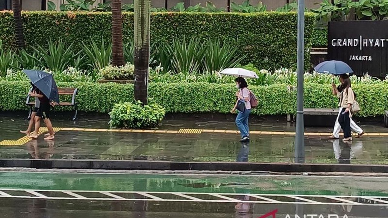 BMKG memprediksi sebagian besar wilayah Indonesia akan mengalami hujan ringan pada hari Senin, dengan beberapa daerah berpotensi hujan disertai petir.