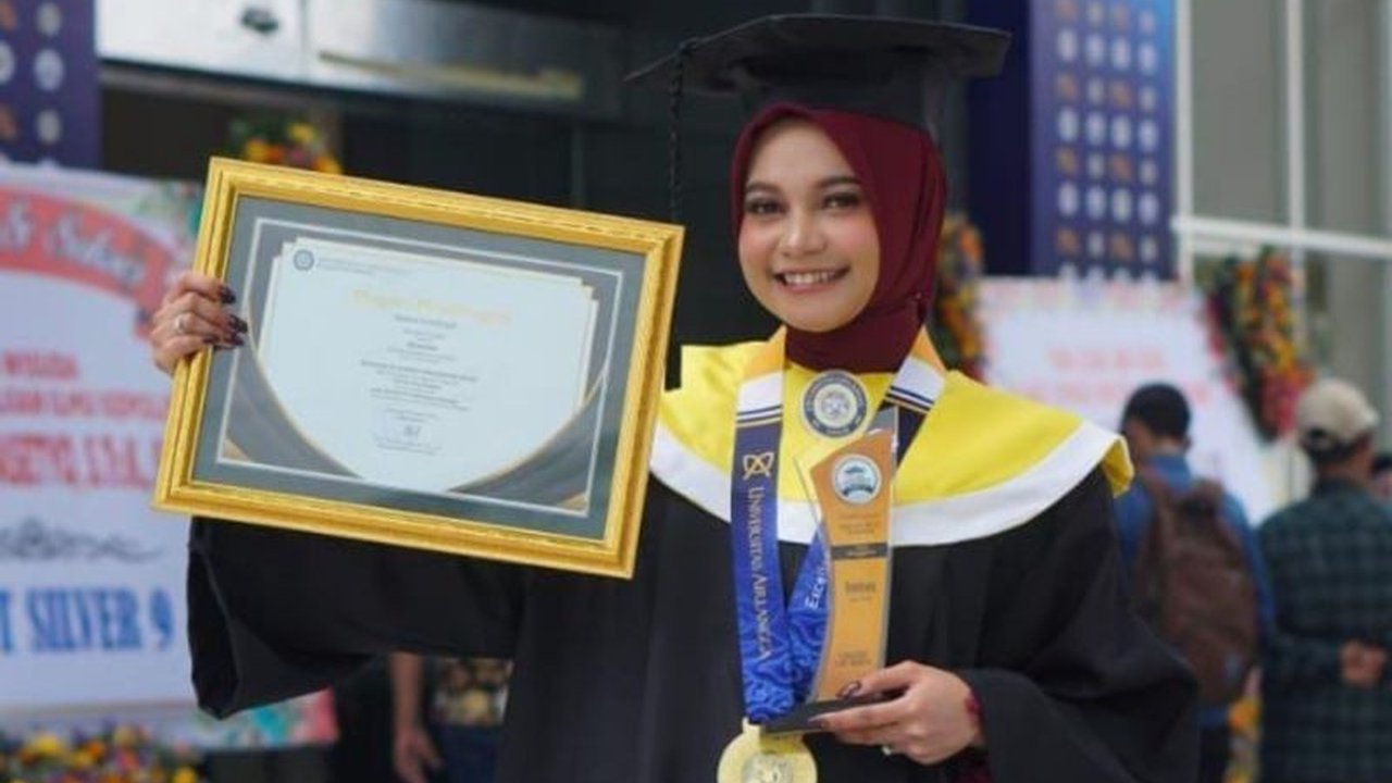 Romiana, mahasiswi Magister FIB Unair, sukses meraih IPK 4.00 dan menyelesaikan studinya dalam 1,5 tahun, sebuah pencapaian luar biasa yang menginspirasi.