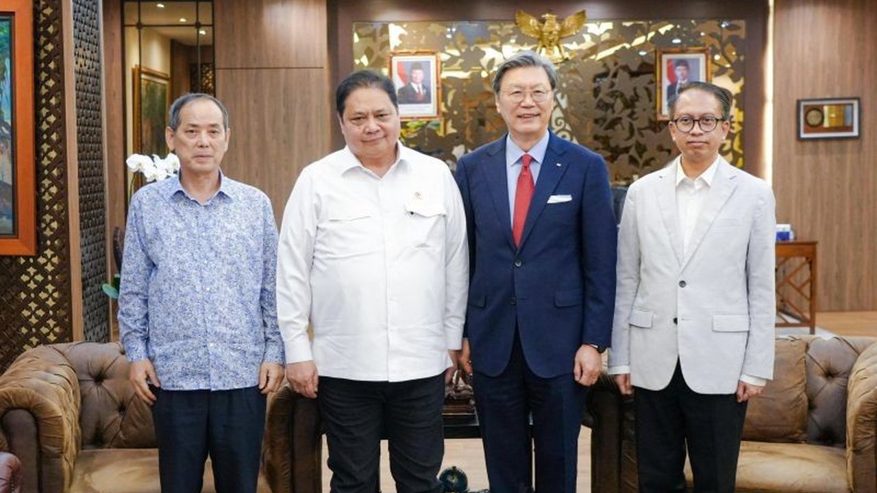 Menteri Airlangga Hartarto bertemu CEO FKI, Kim Chang-beom, membahas peningkatan kerja sama rantai pasok global dan investasi Korea Selatan di Indonesia, khususnya di sektor mineral kritis dan kendaraan listrik.