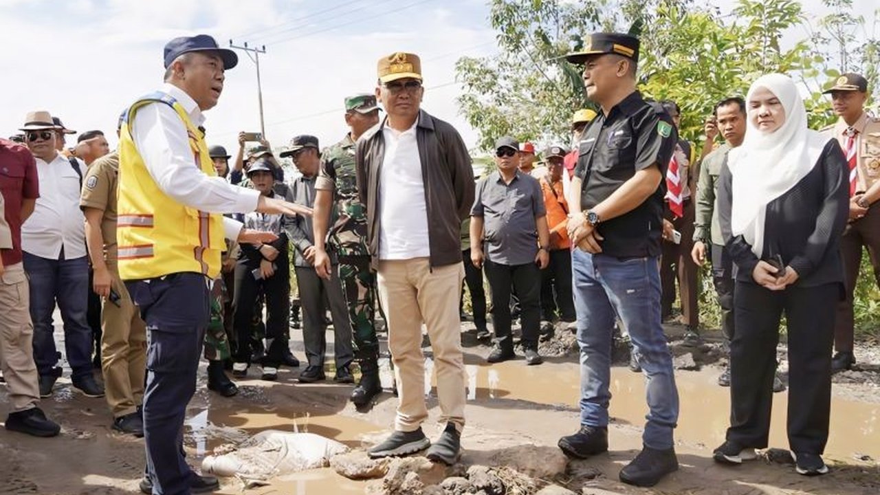 Gubernur Kalimantan Tengah, Agustiar Sabran, langsung mengawasi penanganan dampak banjir di DAS Barito, termasuk perbaikan jalan, penyaluran bantuan, dan layanan kesehatan bagi warga terdampak.