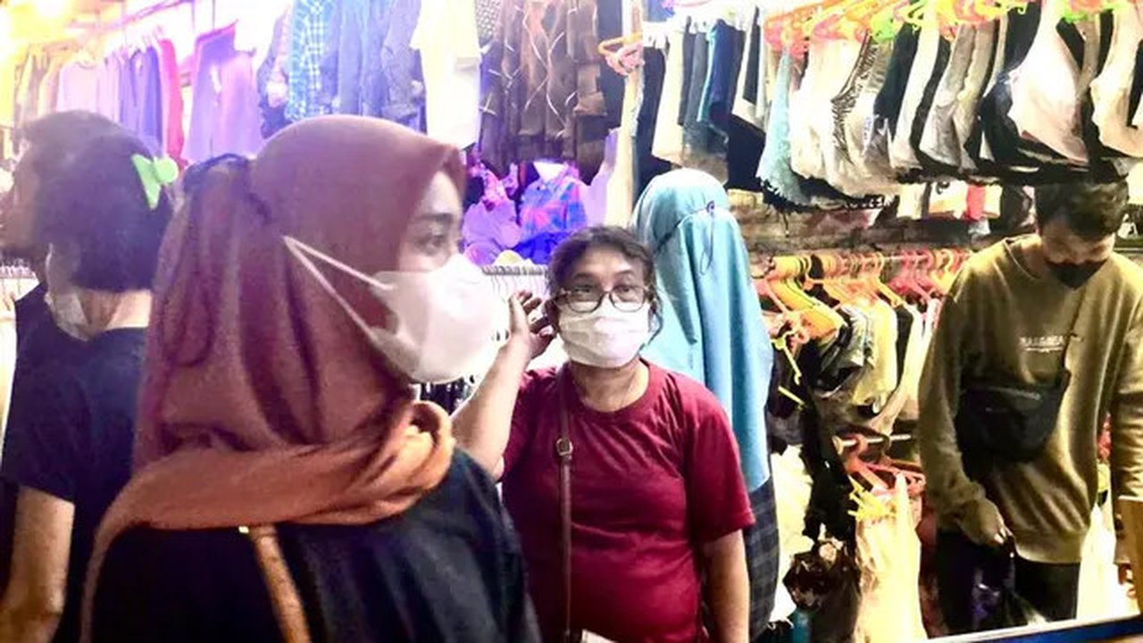 Warga berkunjung ke Pasar Senen, Jakarta Pusat di era COVID-19 (9/10/2022). Foto: (Liputan6.com/Ade Nasihudin).