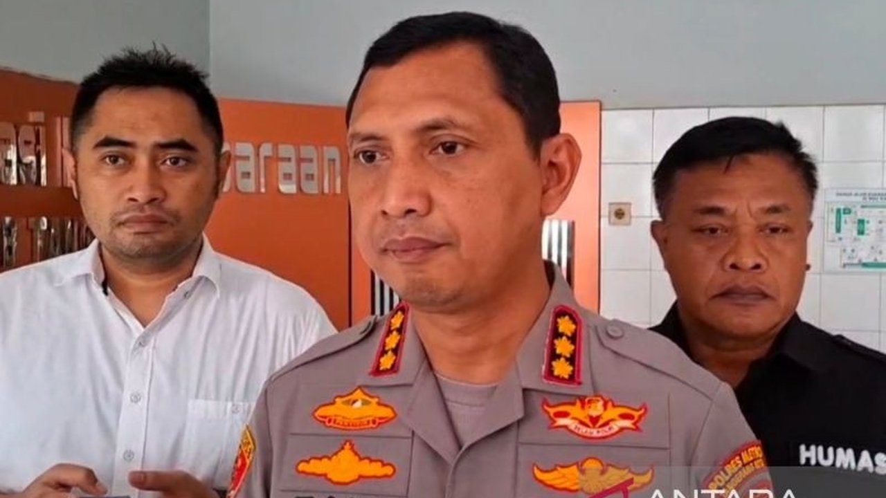 Penemuan mayat laki-laki dalam karung di Jalan Daan Mogot, Tangerang, memicu penyelidikan polisi terkait dugaan pembunuhan; korban mengalami kekerasan di kepala dan tangan.