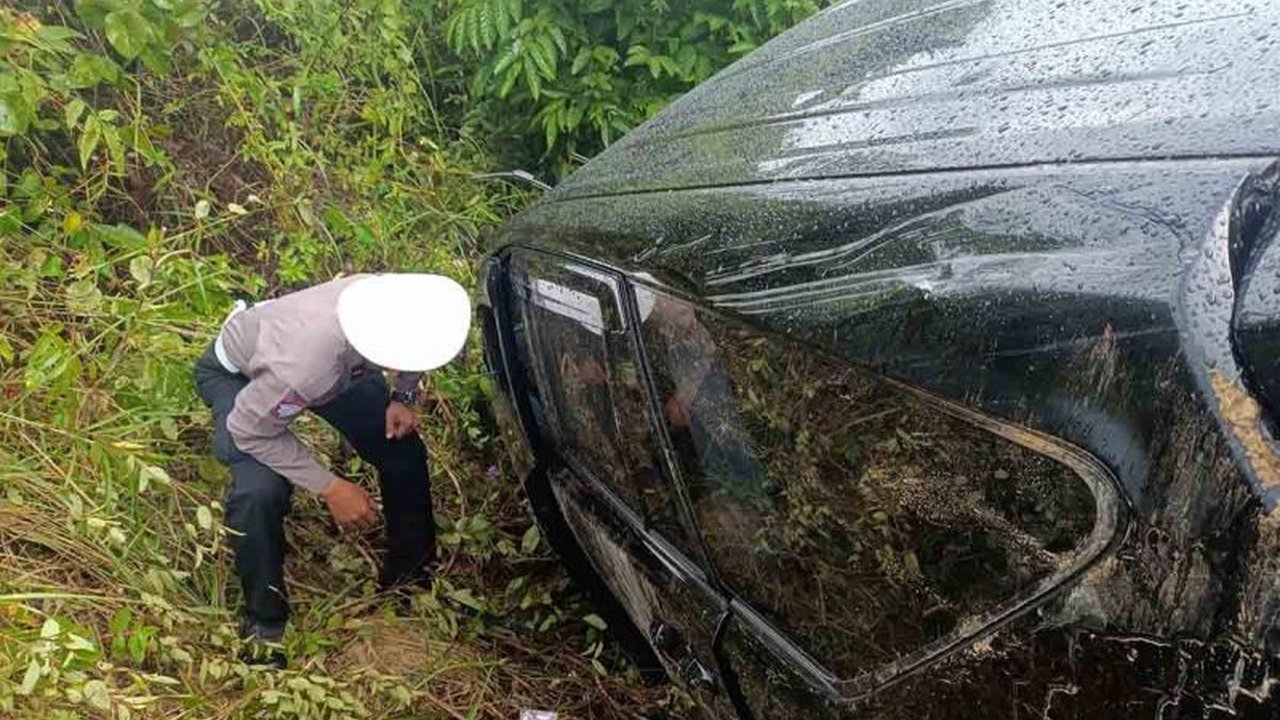 Kecelakaan lalu lintas di Aceh Jaya melibatkan Kajari Aceh Jaya, Mohammad Anggidigdo, dan satu korban lainnya; keduanya mengalami luka ringan.