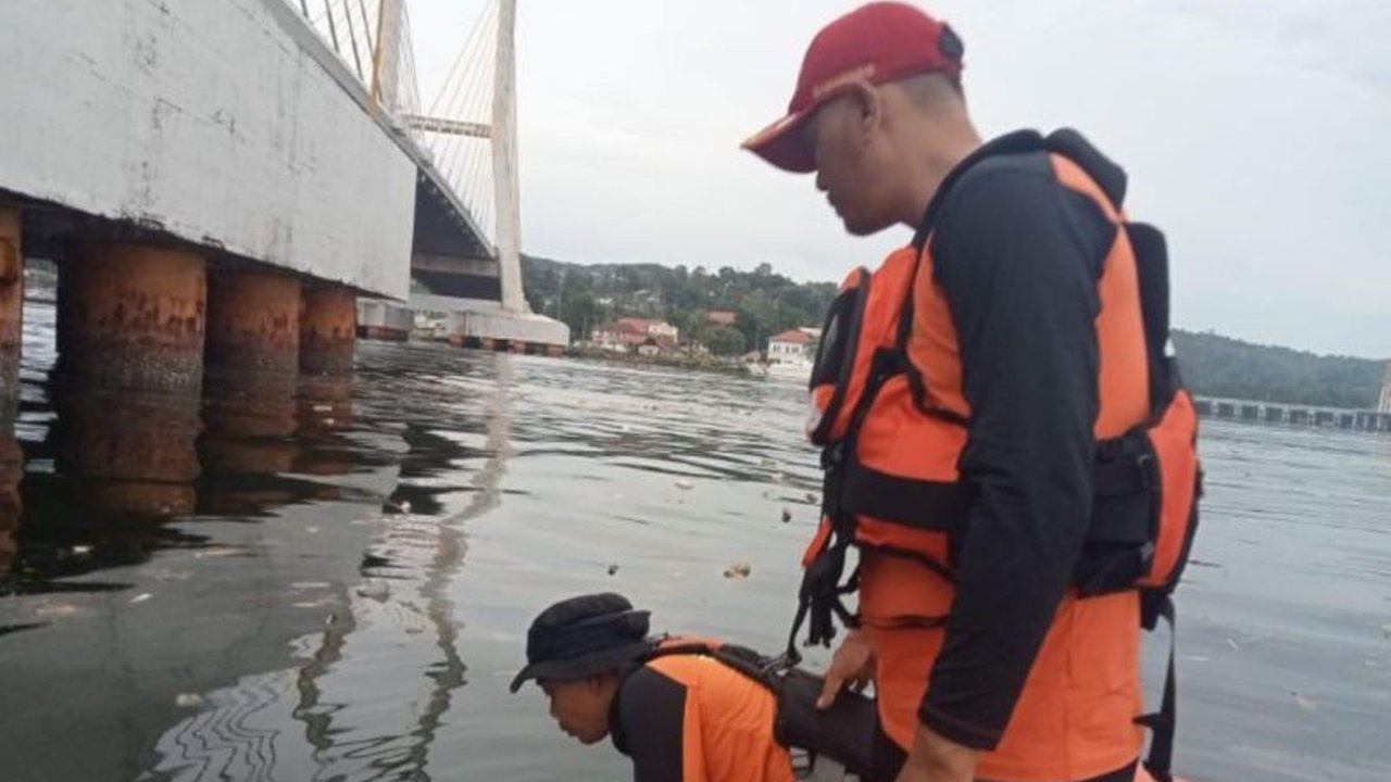 Tim SAR Basarnas Kendari dan unsur gabungan lainnya melakukan pencarian intensif terhadap Riski Nurul (19) yang diduga melakukan percobaan bunuh diri dengan melompat dari Jembatan Teluk Kendari.