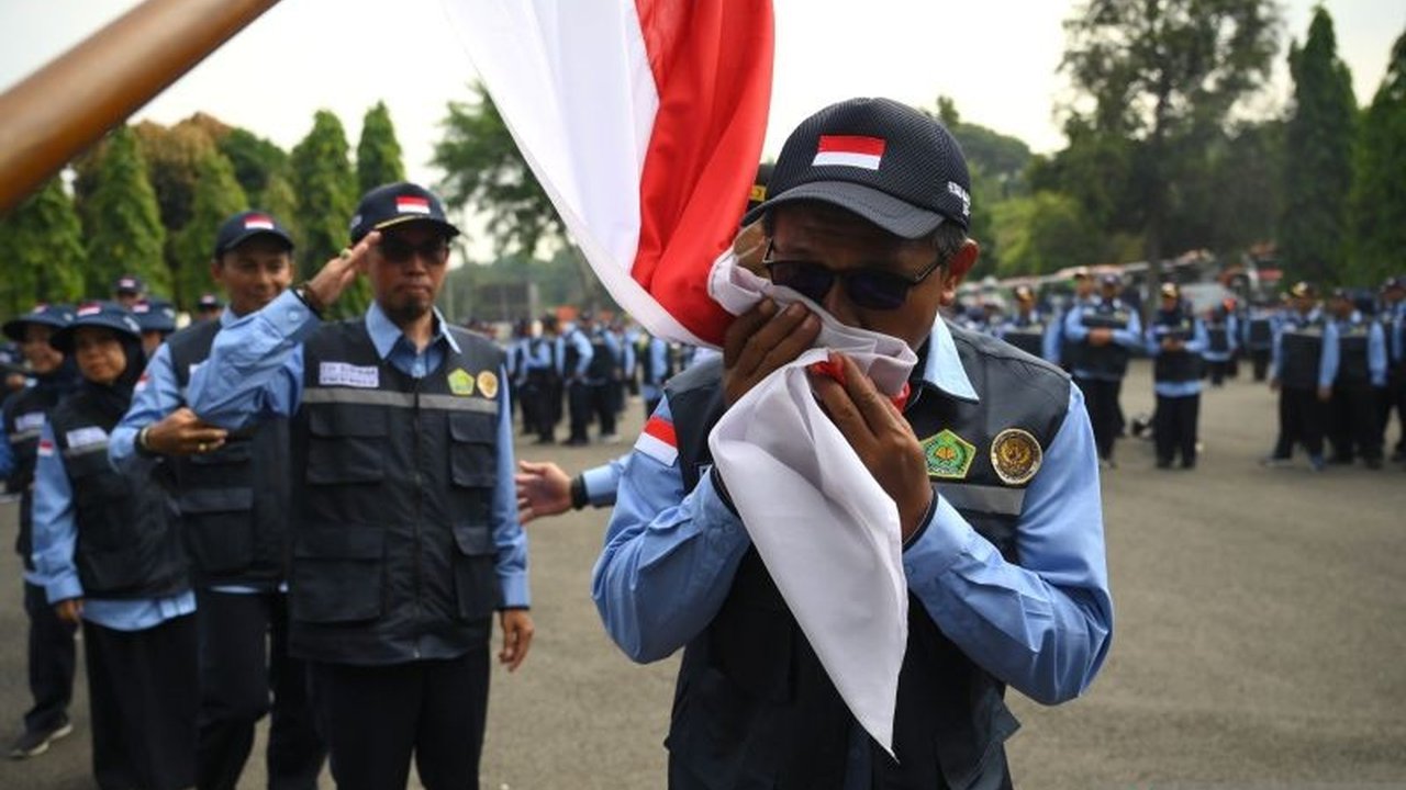 Direktur Jenderal Penyelenggaraan Haji dan Umrah Kemenag mengingatkan petugas haji agar bijak menggunakan media sosial, fokus melayani jamaah, dan menghindari tindakan pamer selama bertugas di Tanah Suci.