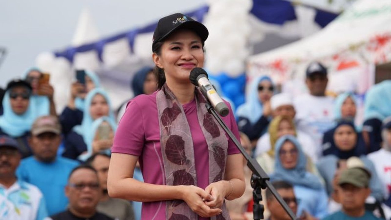 Gubernur Maluku Utara mengumumkan kebijakan penghapusan biaya pendidikan di seluruh SMA/SMK negeri mulai April 2025, sebagai bagian dari peringatan Hari Pendidikan Nasional.