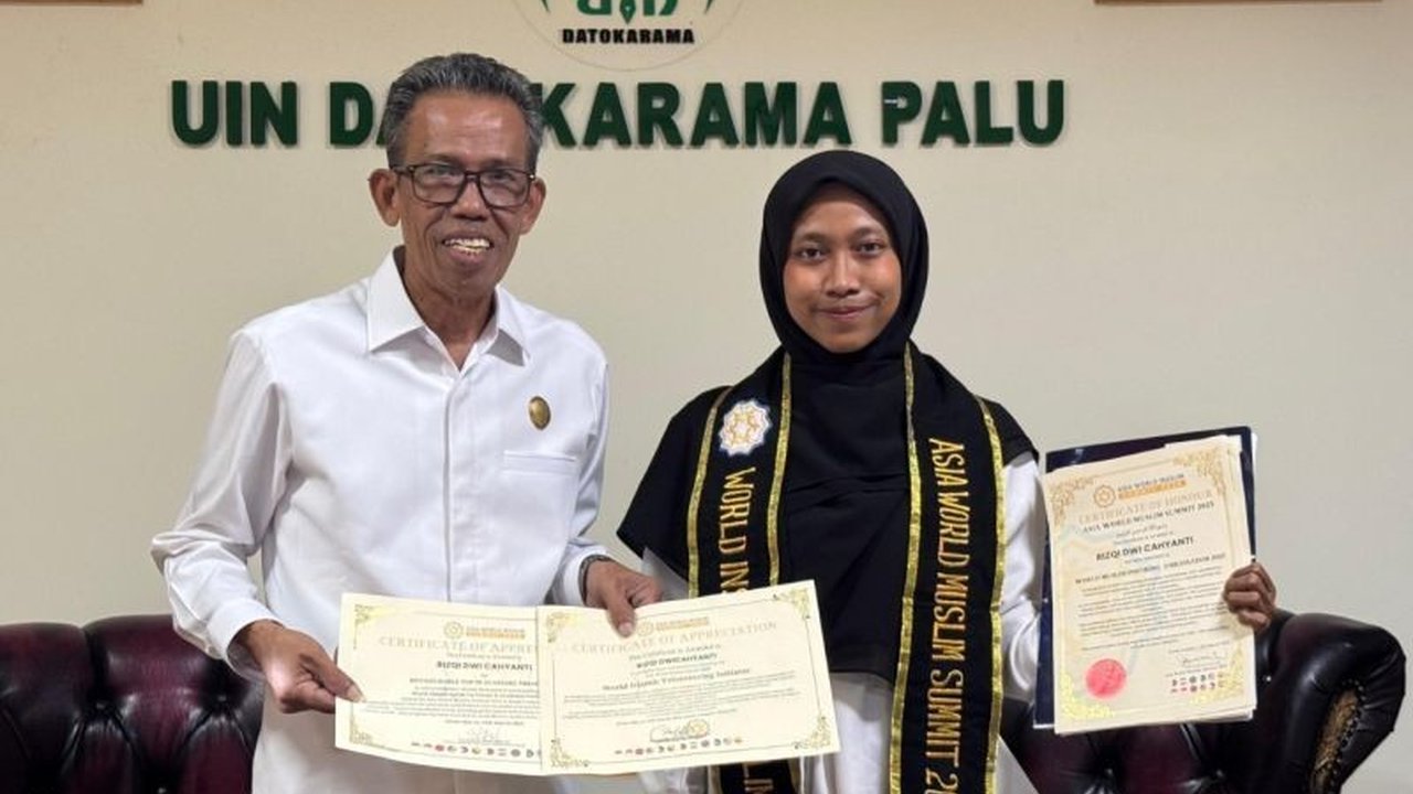 Mahasiswi UIN Datokarama Palu, Rizqi Dwicahyanti, mengharumkan nama Indonesia dengan meraih dua penghargaan bergengsi, World Muslim Inspiring Ambassador dan World Islamic Volunteering Initiator, di Asia World Muslim Summit 2025 di Malaysia.