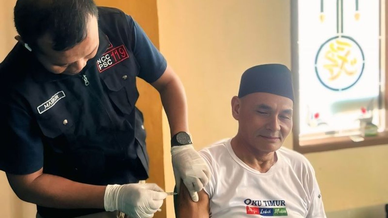 Sebanyak 895 calon haji asal OKU Timur, Sumatera Selatan, telah menerima vaksin meningitis, memenuhi target 100 persen dan memastikan kesiapan mereka untuk ibadah haji tahun 2025.