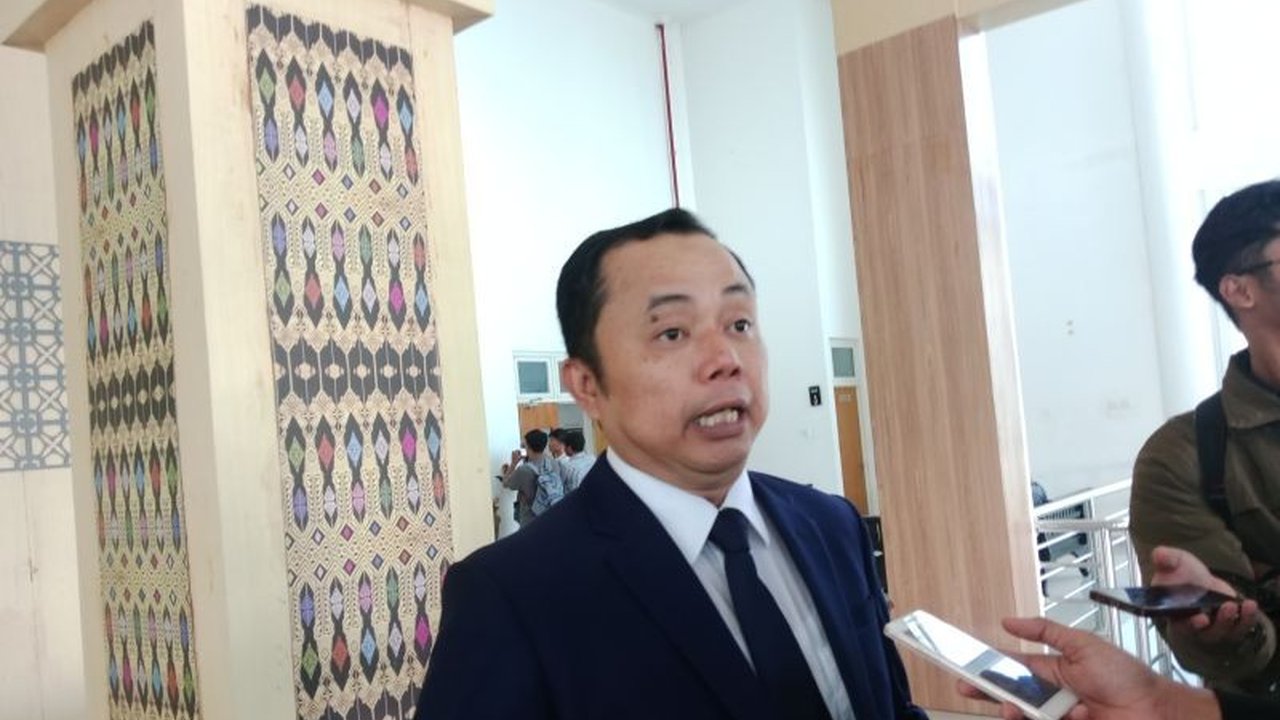 DPRD Lombok Tengah mendesak Pemda setempat untuk segera mengantisipasi keberadaan komunitas LGBT yang diklaim mencapai 2.000 orang dan berpotensi menimbulkan dampak sosial dan kesehatan.