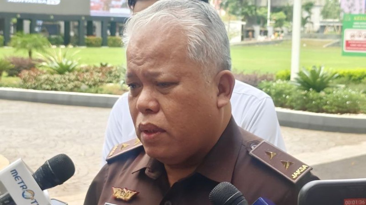 Direktur Pemberitaan JAKTV nonaktif, Tian Bahtiar, kini menjadi tahanan kota dengan kewajiban lapor mingguan setelah Kejagung mempertimbangkan kondisi kesehatannya terkait kasus dugaan perintangan penyidikan.