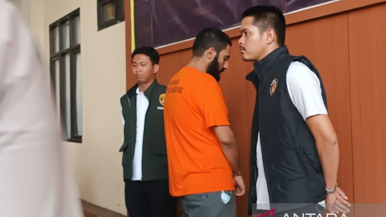 Seorang pengacara di Jakarta Pusat ditangkap karena membawa senjata api ilegal untuk alasan pertahanan diri setelah mengaku diteror, kini terancam hukuman 20 tahun penjara.