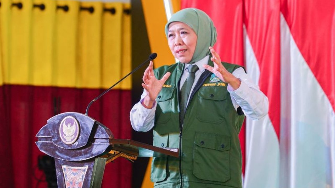 Gubernur Khofifah Indar Parawansa mendorong ASN di Jawa Timur untuk memanfaatkan kecerdasan buatan (AI) guna meningkatkan kualitas pelayanan publik dan mempersiapkan Indonesia Emas 2045.
