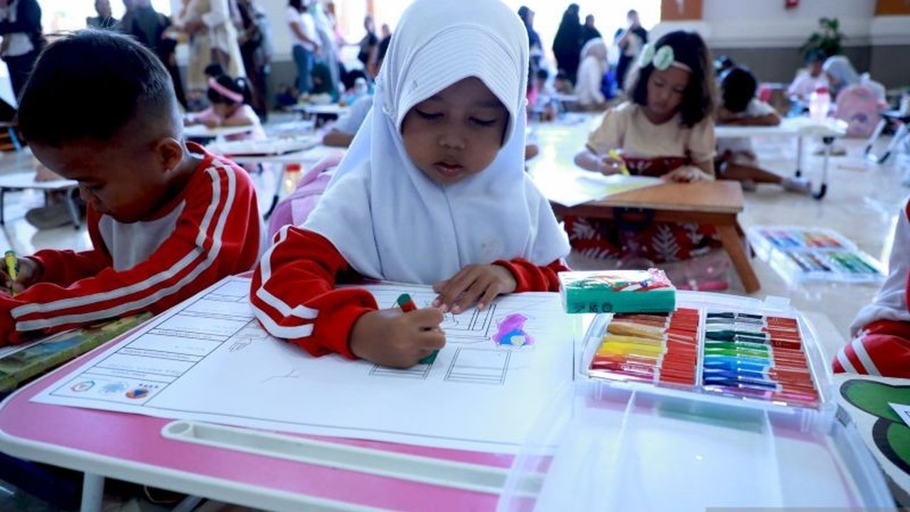 Badan Nasional Penanggulangan Bencana (BNPB) edukasi anak-anak di NTB tentang kesiapsiagaan bencana melalui lomba mewarnai bertema gempa bumi dalam rangka Hari Kesiapsiagaan Bencana 2025.