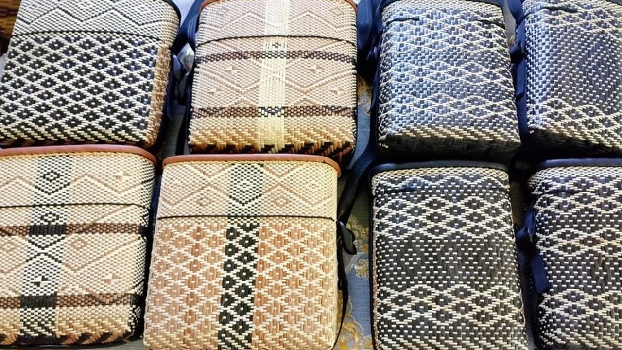 Kampung Kreatif Kindau di Bengkayang, Kalimantan Barat, sukses menghidupkan ekonomi lokal melalui pengembangan produk kerajinan tradisional Dayak Bidayuh, khususnya anyaman rotan yang diminati pasar lokal dan internasional.