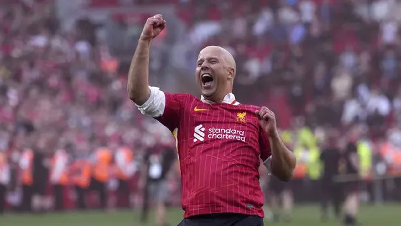 Pelatih Liverpool, Arne Slot melakukan selebrasi setelah timnya dipastikan menyabet gelar juara Liga Inggris 2024/2025 setelah mengalahkan Tottenham Hotspur di Anfield, Liverpool, Inggris, Mi
