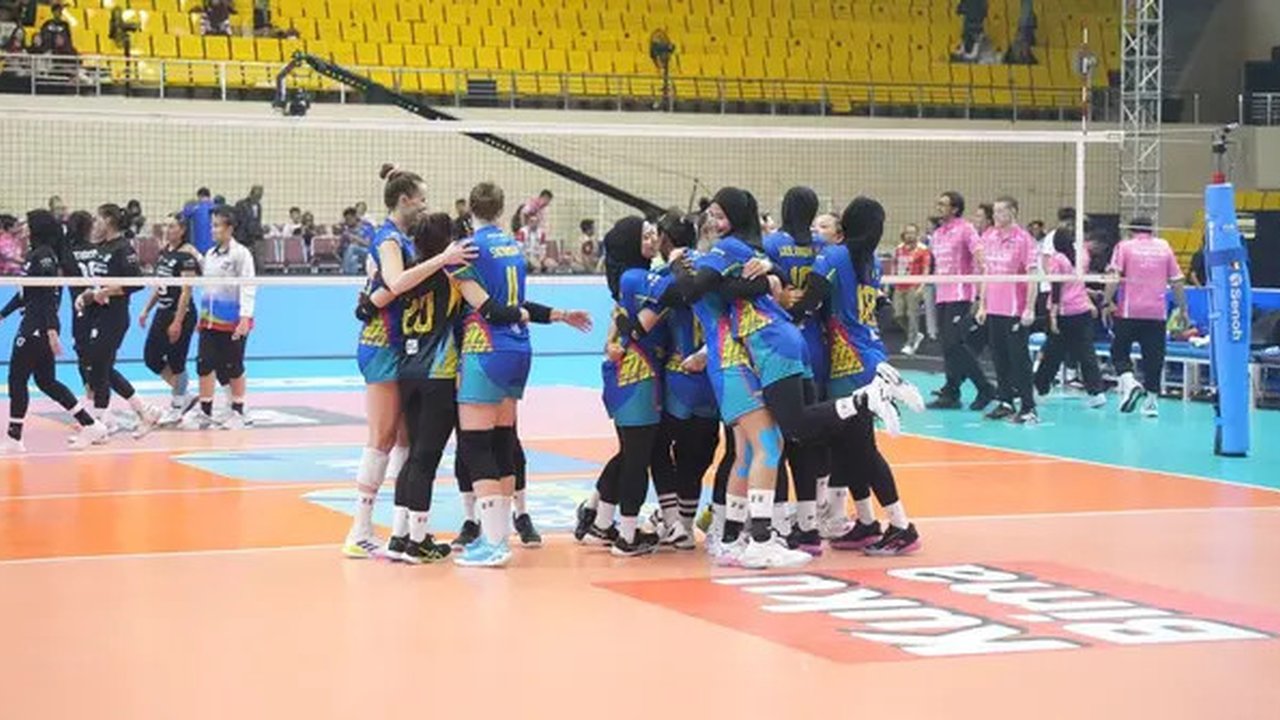 Pemain Jakarta Electric PLN merayakan kemenangan atas Jakarta Pertamina Enduro dengan skor 3-2 pada lanjutan babak Final Four PLN Mobile Proliga 2025 yang digelar di GOR Jatidiri, Semarang, J
