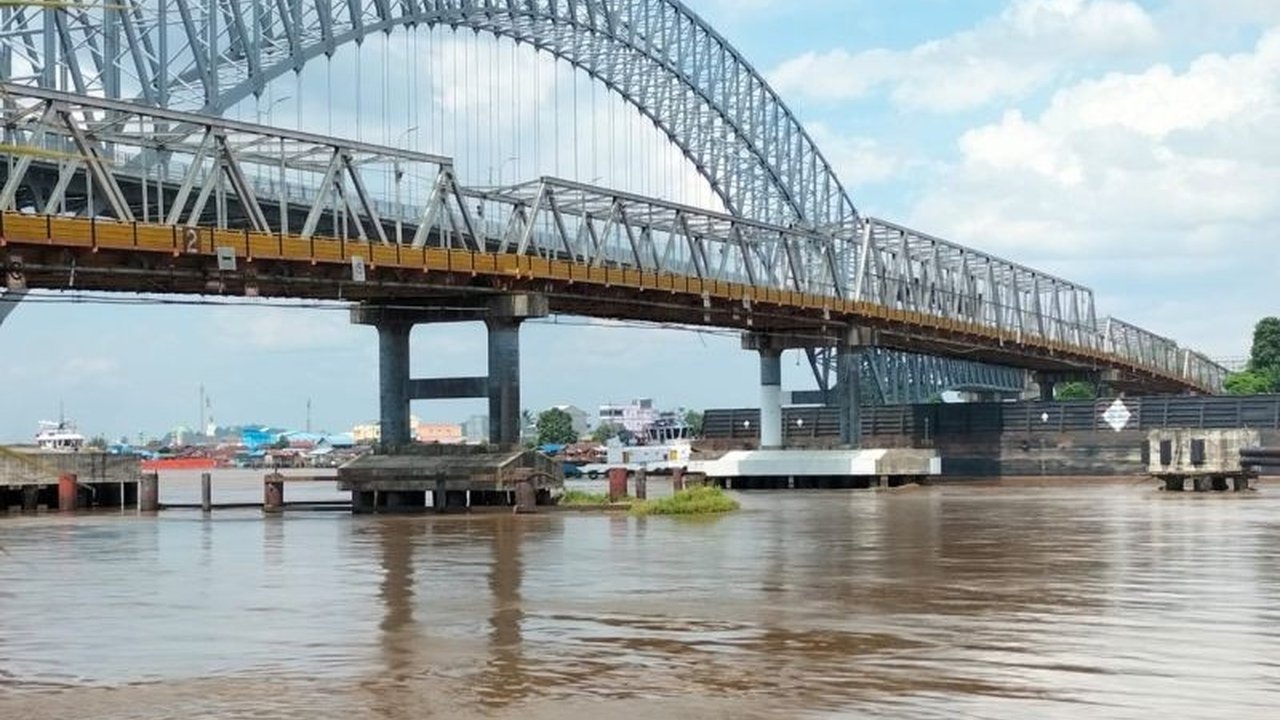 Pelindo Bantu Evakuasi Tongkang PT SKA yang Hanyut dan Tabrak Jembatan Mahakam