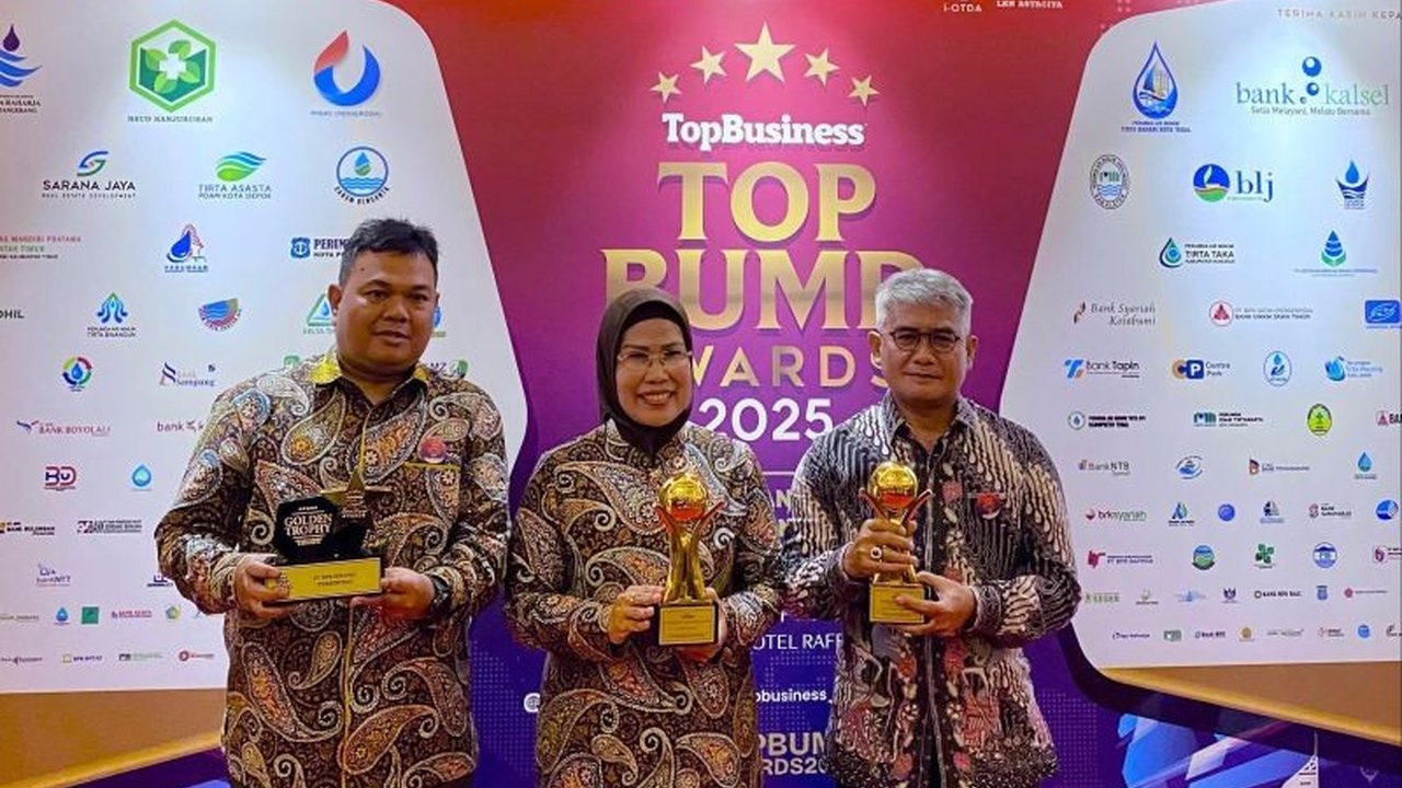 Bupati Serang, Ratu Tatu Chasanah, meraih penghargaan Top Pembina BUMD Award 2025 atas keberhasilannya memimpin dua BUMD, PT BPR Serang dan Perumda Tirta Albantani, yang menunjukkan kinerja keuangan yang meningkat pesat.