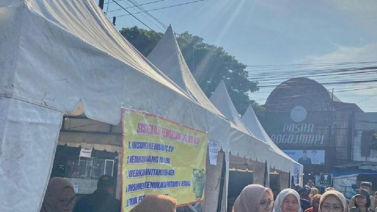 Pemerintah Kabupaten Banyuwangi gencar menggelar operasi pasar di 25 kecamatan untuk menjaga stabilitas harga bahan pokok, bekerja sama dengan Bulog dan Bank Indonesia.