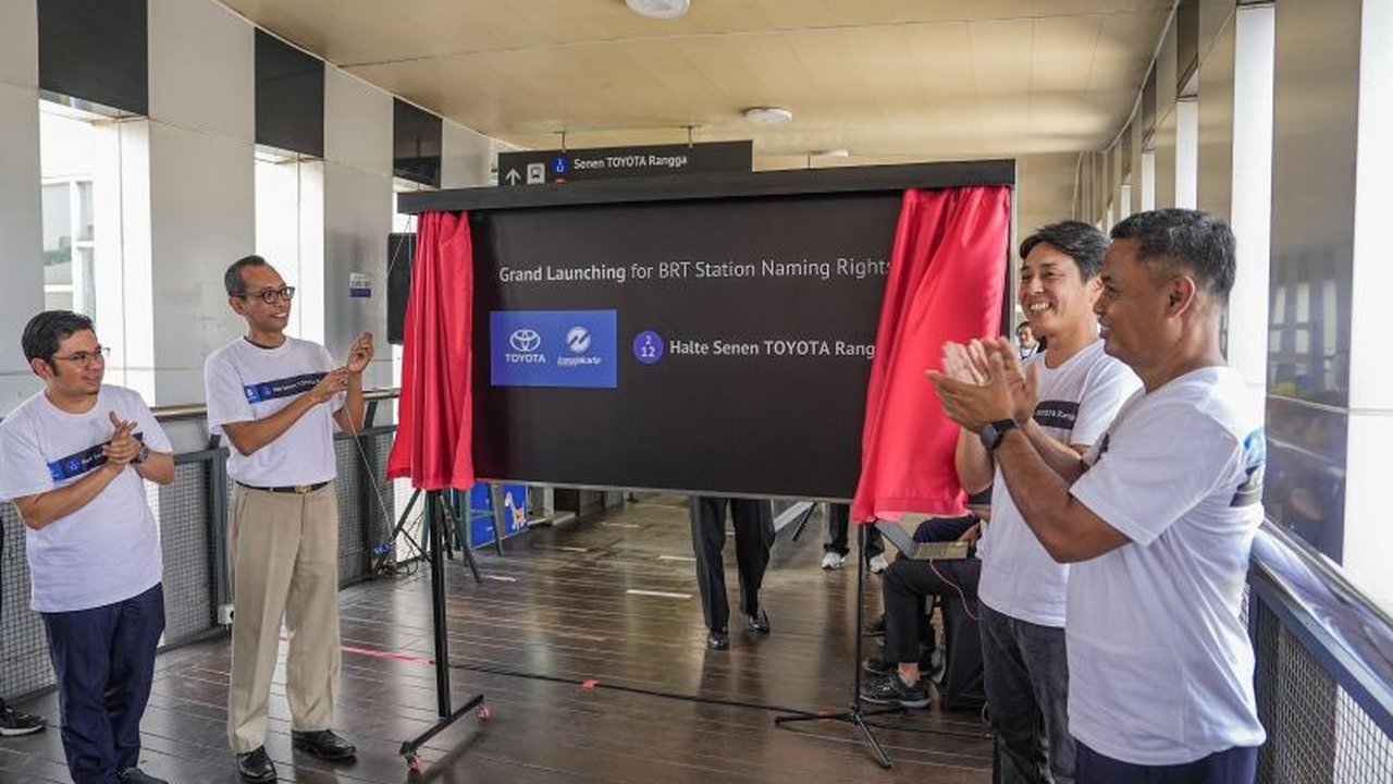PT Transportasi Jakarta (Transjakarta) mengumumkan tujuh halte telah resmi menggandeng mitra untuk hak penamaan, terbaru adalah Halte Senen yang kini bernama Halte Senen Toyota Rangga, menandai sinergi positif antara transportasi publik dan sektor swasta.