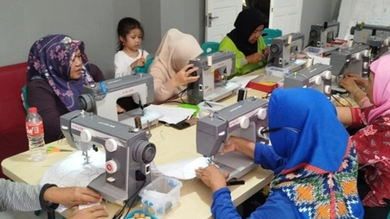 Pusat Pelatihan Kerja Daerah (PPKD) Jakarta Barat melatih 80 warga dari enam kelurahan dalam delapan program keahlian untuk mengurangi pengangguran dan meningkatkan keterampilan.