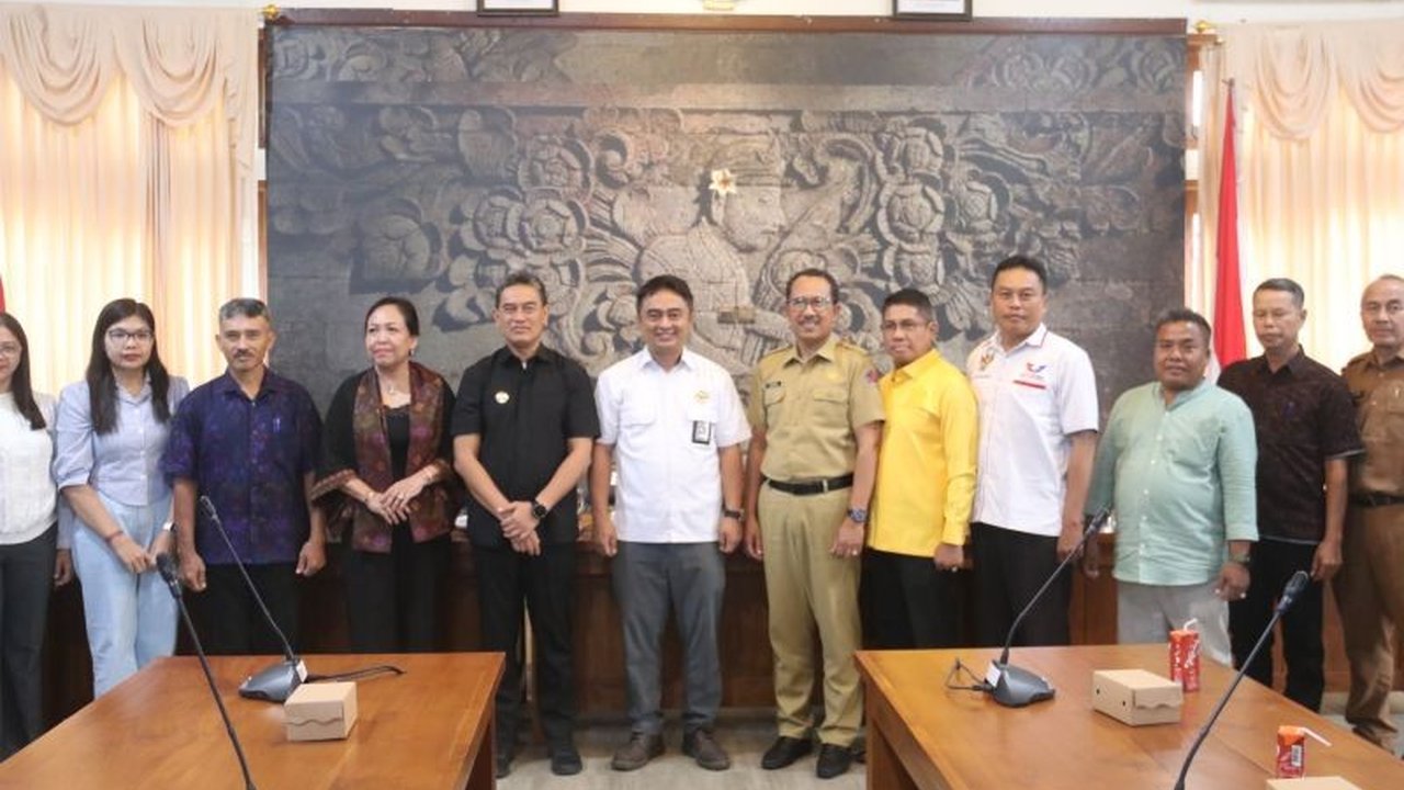 Wakil Bupati Buleleng, Gede Supriatna, menekankan pentingnya transparansi dan akuntabilitas dalam pengelolaan bantuan keuangan partai politik di Buleleng untuk mewujudkan keterbukaan informasi publik dan memperkuat demokrasi.