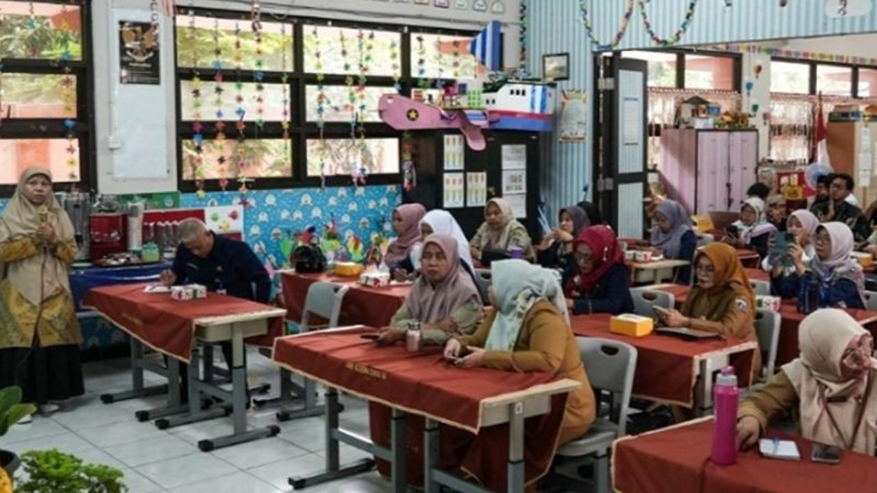 Dinas Lingkungan Hidup DKI Jakarta memperkuat Gerakan Peduli Lingkungan di Sekolah (GPBLHS) untuk mendorong 62 sekolah di Jakarta Barat dan Selatan meraih penghargaan Adiwiyata Nasional dan Mandiri.