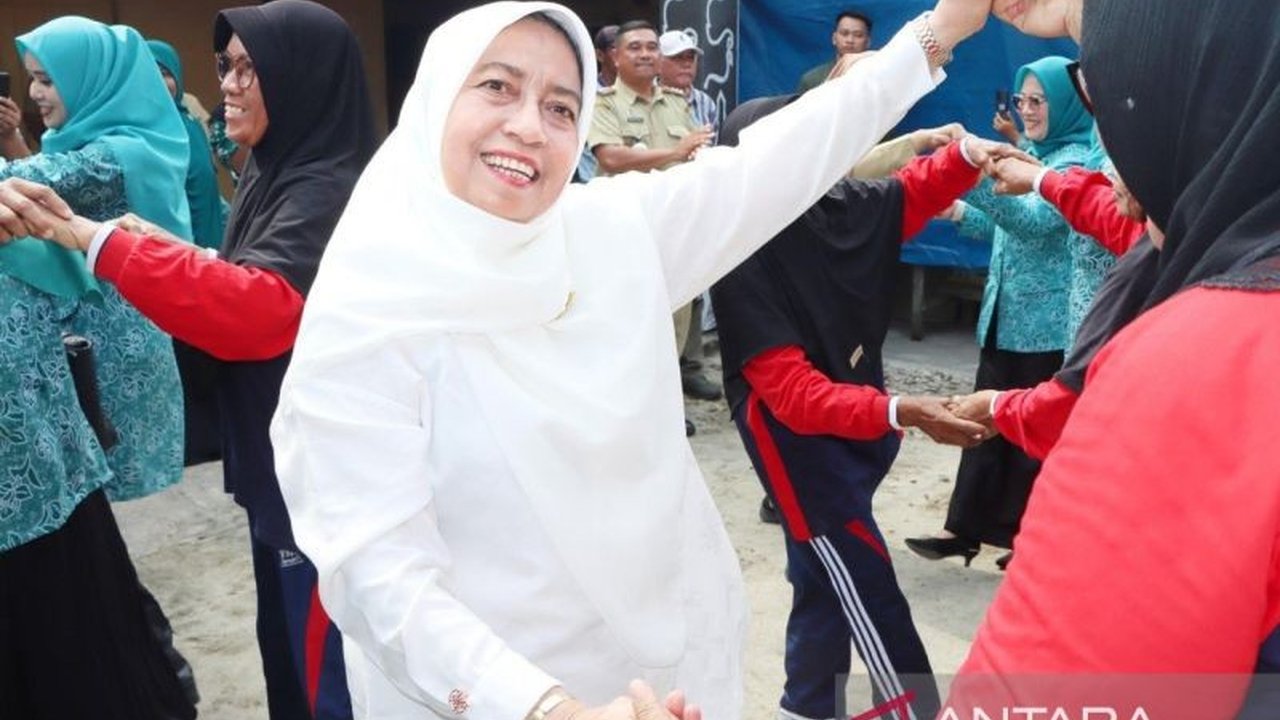 Wakil Ketua TP Posyandu Sumut Hibur Lansia di Batu Bara, Bagikan Bingkisan untuk Warga