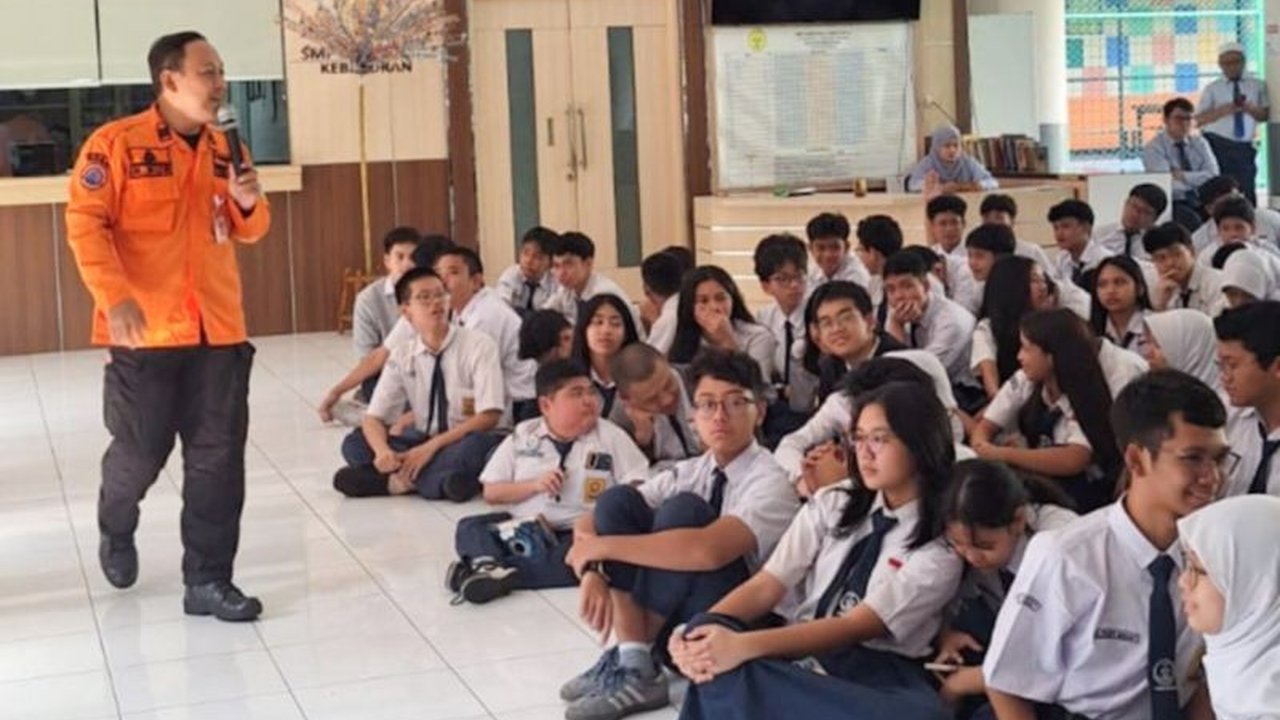 BPBD Jakarta Selatan memberikan edukasi dan pelatihan kesiapsiagaan bencana alam kepada 600 siswa dan guru SMP Labschool Kebayoran, guna meningkatkan kesadaran dan kemampuan menghadapi potensi bencana.