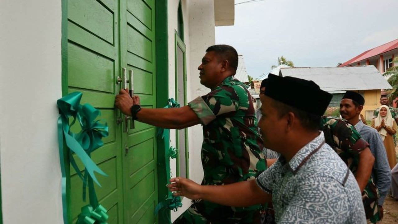 Korem 011/Lilawangsa melalui program karya bakti TNI AD merenovasi mushalla dan fasilitas lainnya di Pesantren Darul Ijabah Ratu Nahrisyah, Aceh Utara, membantu akses pendidikan yang layak bagi santri.