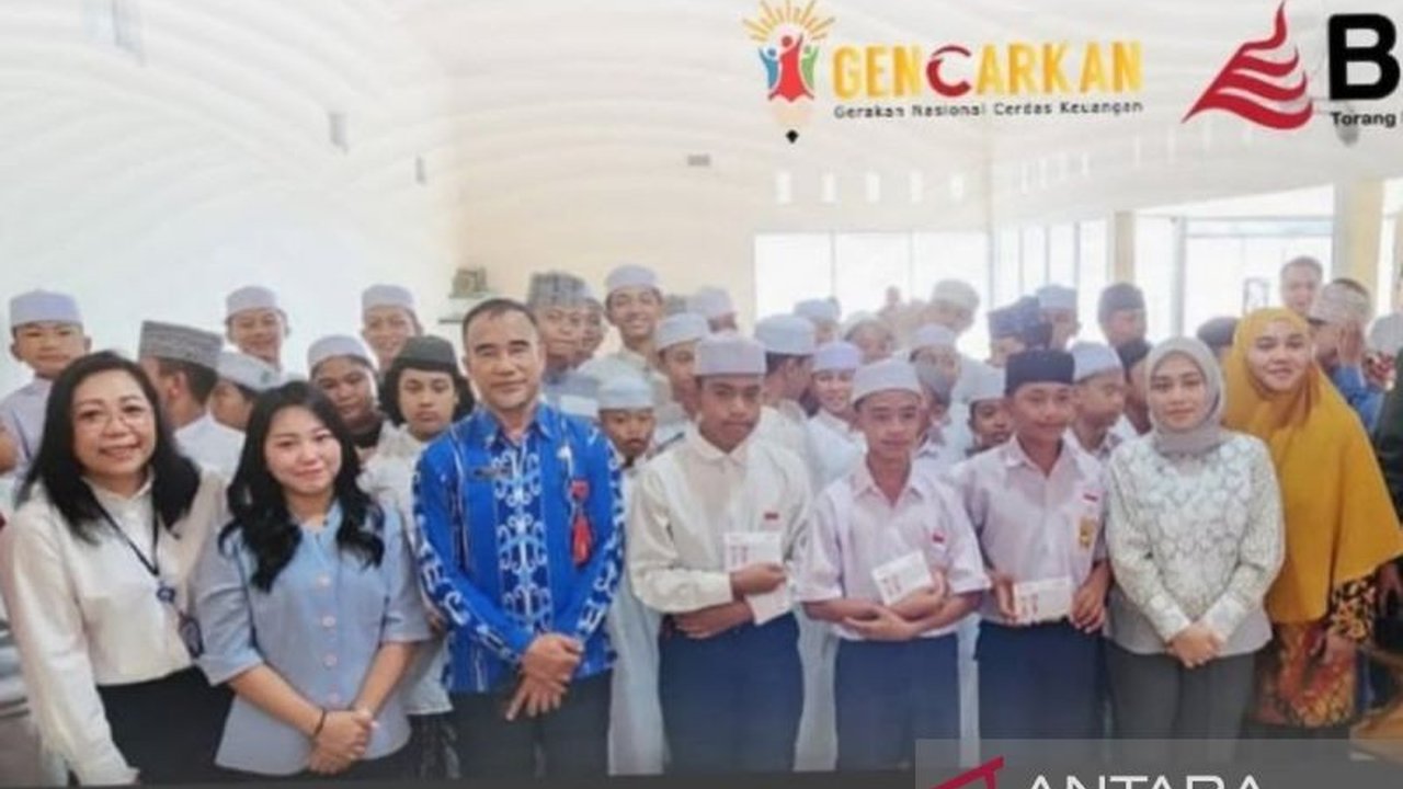 PT Bank Pembangunan Daerah Sulawesi Utara dan Gorontalo (BSG) bersama OJK gencarkan program Gerakan Nasional Cerdas Keuangan (Gencarkan) kepada para santri di Kotamobagu untuk meningkatkan literasi dan inklusi keuangan.