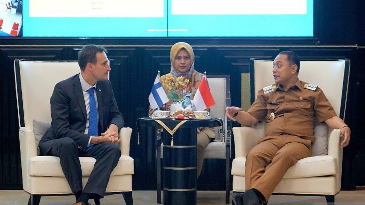 Pemkot Surabaya membuka peluang kerja sama sister city dengan Finlandia, fokus pada pengembangan smart city, manufaktur, penggalian data, dan pendidikan, serta pertukaran pelajar.