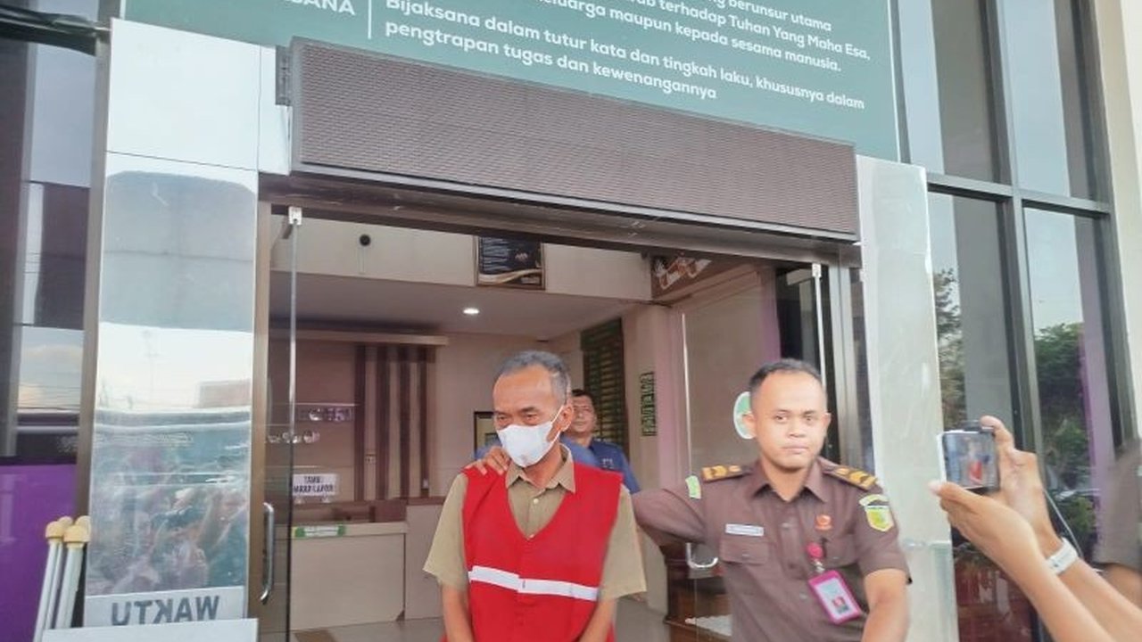 Kejari Ponorogo tetapkan Kepala SMK 2 PGRI Ponorogo sebagai tersangka korupsi dana BOS periode 2019-2024, dengan barang bukti berupa bus pariwisata yang dibeli dari dana tersebut.