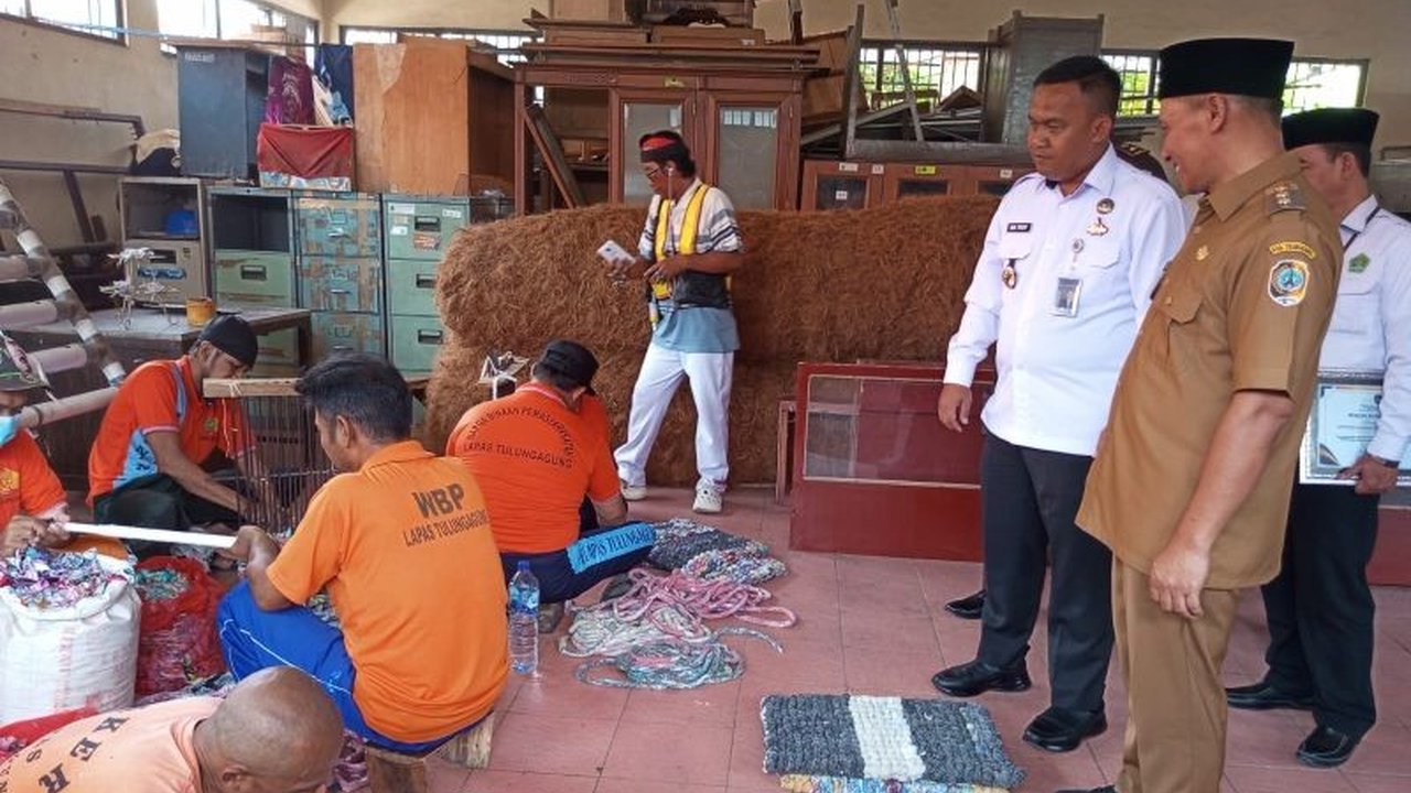 Wakil Bupati Tulungagung meninjau Lapas Kelas IIB Tulungagung, mengapresiasi program pembinaan warga binaan yang berfokus pada kemandirian, termasuk budidaya pangan dan pengembangan kampung konveksi.